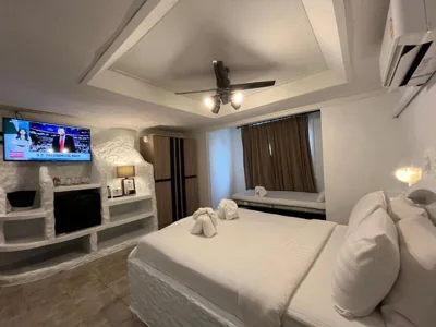 Chambre double avec lit supplémentaire — Big Boys' Bed & Burger - Patong Beach